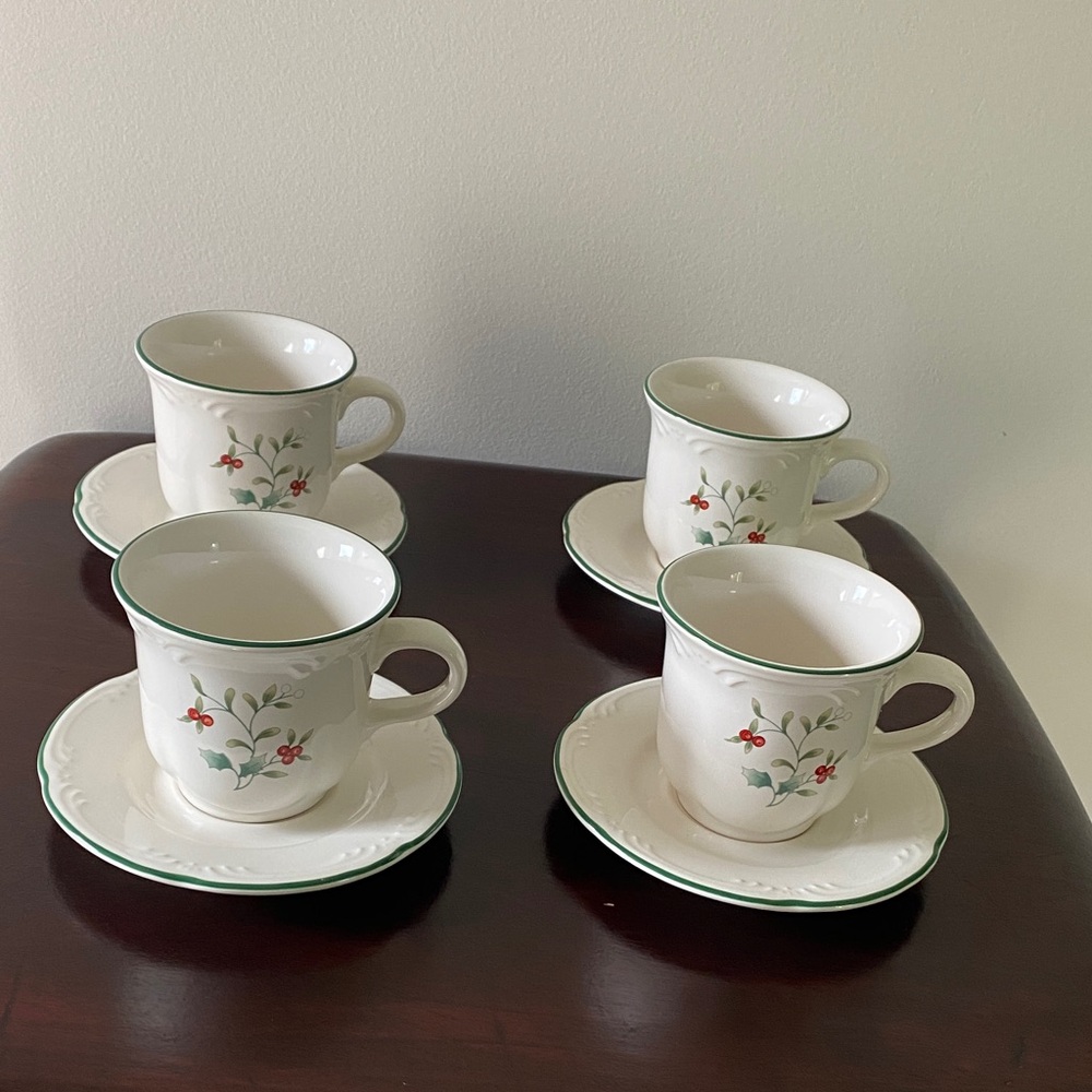 Pfaltzgraff Winterberry Tea Cups Set of 4